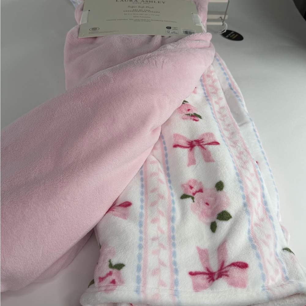 π πΈLaura Ashley Set of TWO Pink Plush Coordinating Throws NWT ~ π BOWS & πΈROSES - Picture 8 of 16